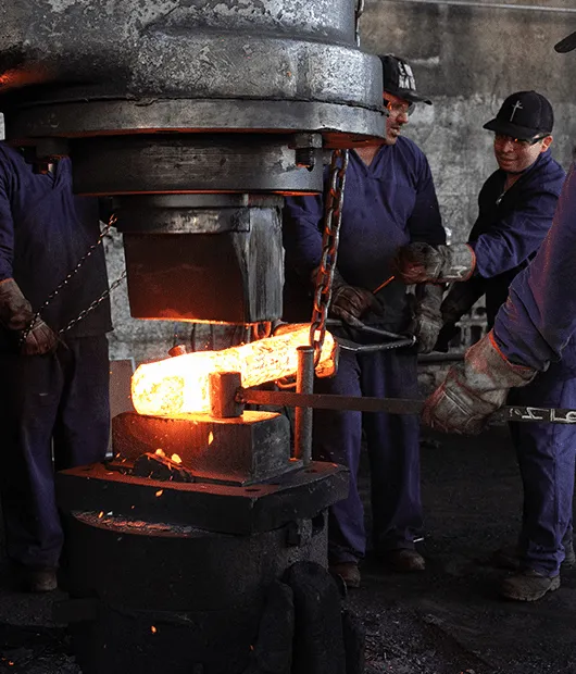 Prensa de forjamento com peça incandescente