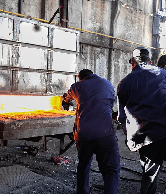 Retirada de peça do forno