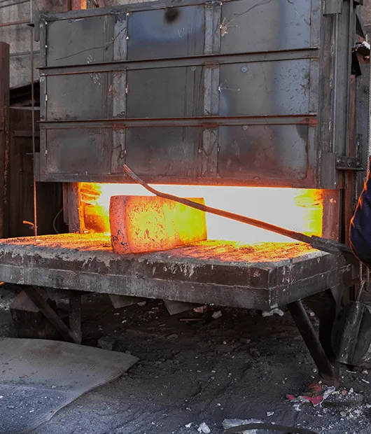 Forno de tratamento térmico aberto com carga incandescente